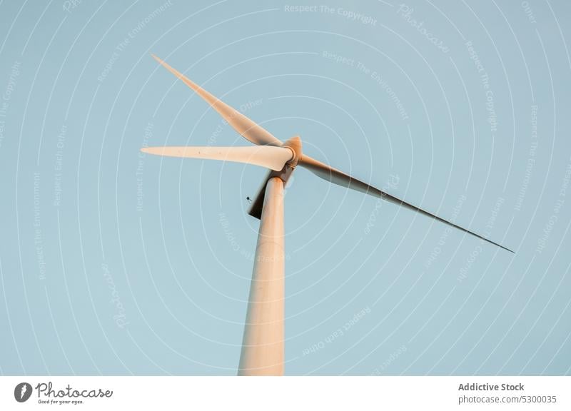 Windmühle gegen wolkenlosen blauen Himmel Natur Konstruktion Außenseite Kraft Struktur Blauer Himmel Umwelt Gebäude Industrie wiederverwendbar Spanien tagsüber