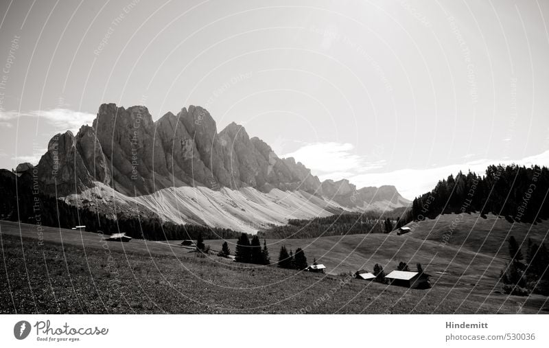 Majestät Sommer Sommerurlaub Umwelt Natur Himmel Wolken Schönes Wetter Wiese Wald Hügel Felsen Alpen Berge u. Gebirge Gipfel Alm Dolomiten Haus Hütte stehen