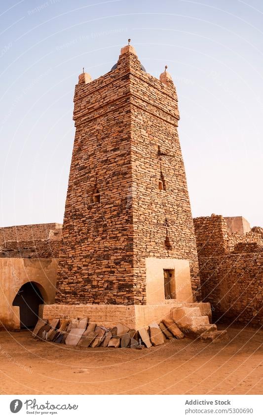 Antike Moschee mit Steinzaun Architektur antik Erbe Kultur historisch Religion Gebäude alt gealtert Islam Sahara Mauretanien Afrika wolkenlos Blauer Himmel