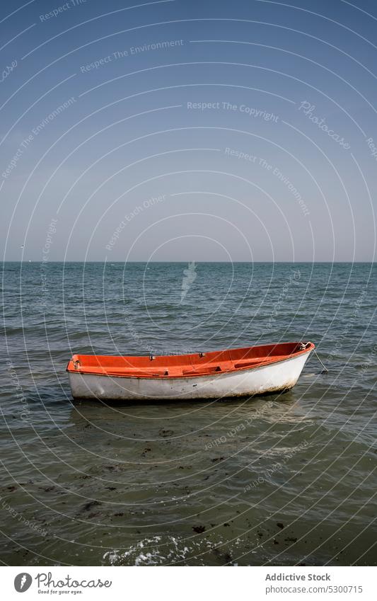 Boot schwimmt auf plätschernder See MEER Schwimmer Wasser Natur Sommer Rippeln marin Meereslandschaft Himmel wolkenlos Gefäße tagsüber hell hölzern nautisch