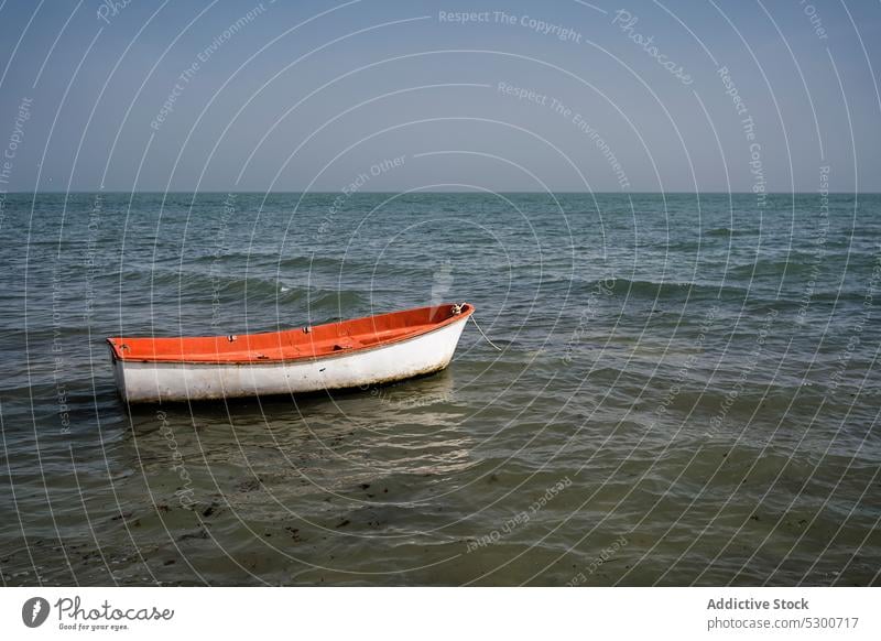 Boot schwimmt auf plätschernder See MEER Schwimmer Wasser Natur Sommer Rippeln marin Meereslandschaft Himmel wolkenlos Gefäße tagsüber hell hölzern nautisch