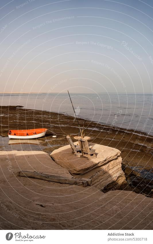 Boot am Sandstrand in Mauretanien Strand Fischen MEER Küste Natur Meeresufer Ufer Afrika wolkenlos Blauer Himmel Wasser Gefäße tagsüber malerisch Verkehr marin