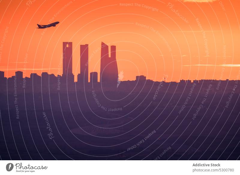 Flugzeug überfliegt Stadtgebäude Sonnenuntergang Fliege Ebene Großstadt Gebäude Silhouette Himmel Stadtbild Architektur Madrid cuatro torres vier Türme