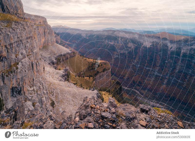 Felsiger Berghang unter bewölktem Himmel felsig Berge u. Gebirge Natur rau uneben Formation wolkig malerisch natürlich Odese pyrenäen von huesca Spanien Europa