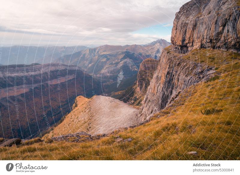 Felsiger Berghang unter bewölktem Himmel felsig Berge u. Gebirge Natur rau uneben Formation wolkig malerisch natürlich Odese pyrenäen von huesca Spanien Europa