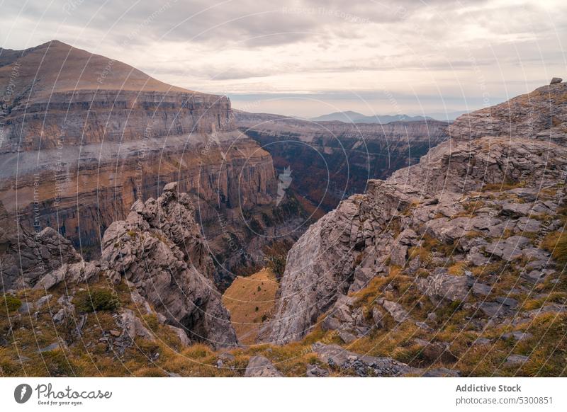 Felsige Berge unter bewölktem Himmel mit Sonnenlicht felsig Berge u. Gebirge Berghang Sonnenschein Natur rau uneben Landschaft Formation Odese