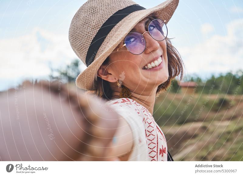 Positiv Reisender mit Freund in Wüstengebiet Frau Händchenhalten mir folgen Glück Lächeln wüst Liebe Strohhut Tourist Urlaub Tatacoa-Wüste Kolumbien Paar