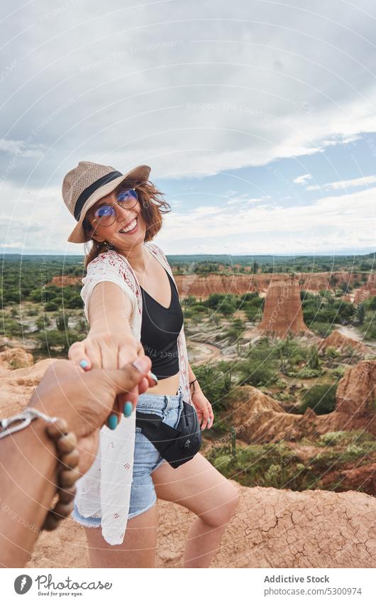 Positiv Reisender mit Freund in Wüstengebiet Frau Händchenhalten mir folgen Glück Lächeln wüst Liebe Strohhut Tourist Urlaub Tatacoa-Wüste Kolumbien Paar