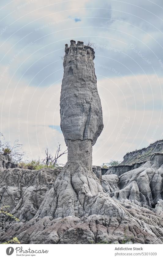 Hoher Stein in der Canyon-Wüste Felsen Formation Schlucht tatacoa wüst Kolumbien Sandstein prunkvoll Landschaft Natur wild hoch felsig Hügel blau wolkig Himmel