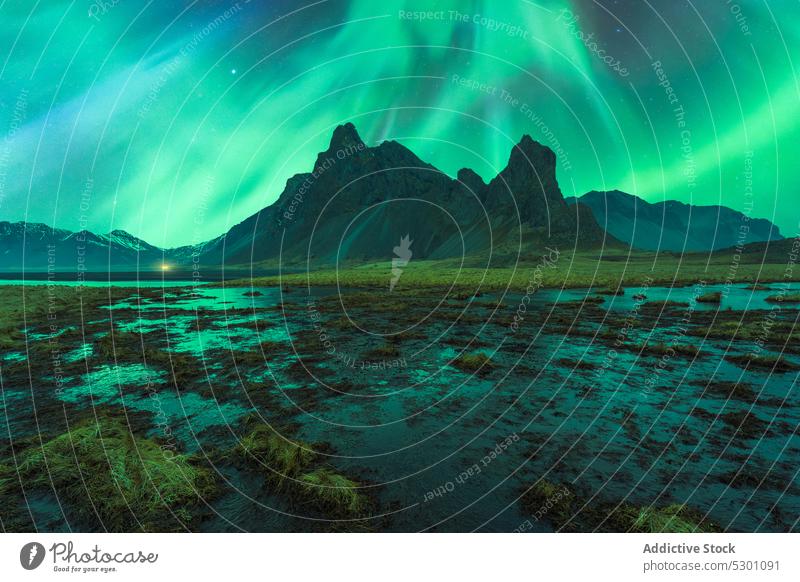 Malerischer Blick auf den schwarzen Sandstrand unter dem Himmel mit Polarlicht Berge u. Gebirge Nordlicht Wasser Bevorratung Aurora Island Ufer Natur Küste