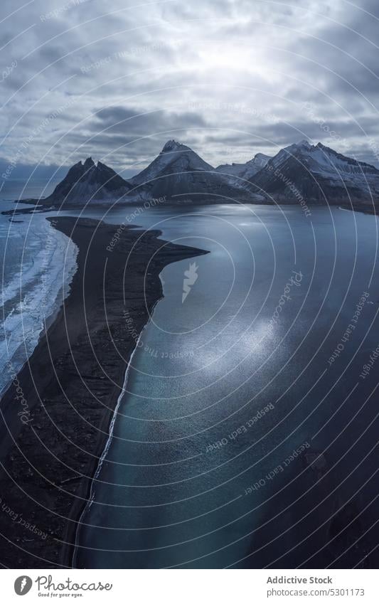 Panoramaaussicht auf den von Bergen umgebenen See Berge u. Gebirge Schnee Landschaft Himmel Winter Natur Hochland wolkig Island Vesturhornberg malerisch bedeckt