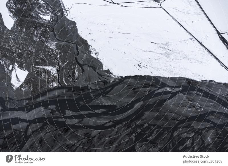 Schmale Straße in der Nähe von Fluss und Feuchtgebieten in einem verschneiten Tal Schnee Winter Berge u. Gebirge Natur Eis kalt Island Umwelt Landschaft