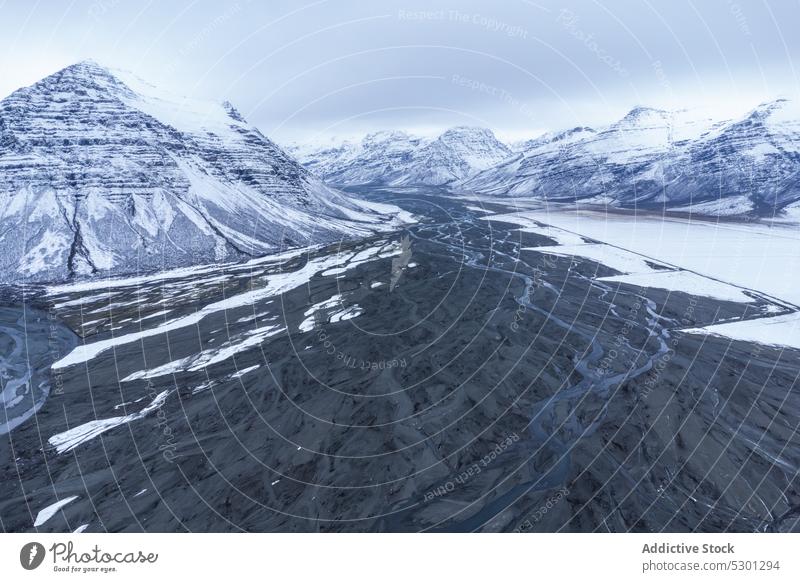 Fluss und Feuchtgebiete in einem verschneiten Bergtal Schnee Winter Berge u. Gebirge Tal Natur Eis kalt Island Umwelt Landschaft gefroren Frost Wetter Saison