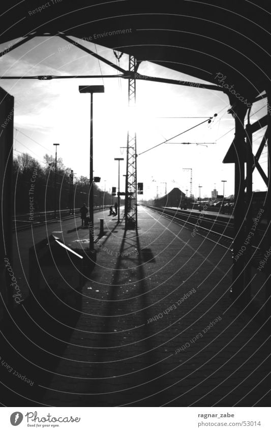 no sleep till oldenburg leer Ostfriesland Bahnsteig kalt Winter Eisenbahn Bahnhof gegenlich Schatten warten