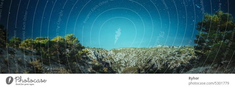 Sternenhimmel Nachthimmel über Nacht Panorama der Sommernatur der Calanques an der azurblauen Küste Frankreichs. Hohe Klippen unter blauem Himmel. veränderter Himmel. natürliches Wahrzeichen