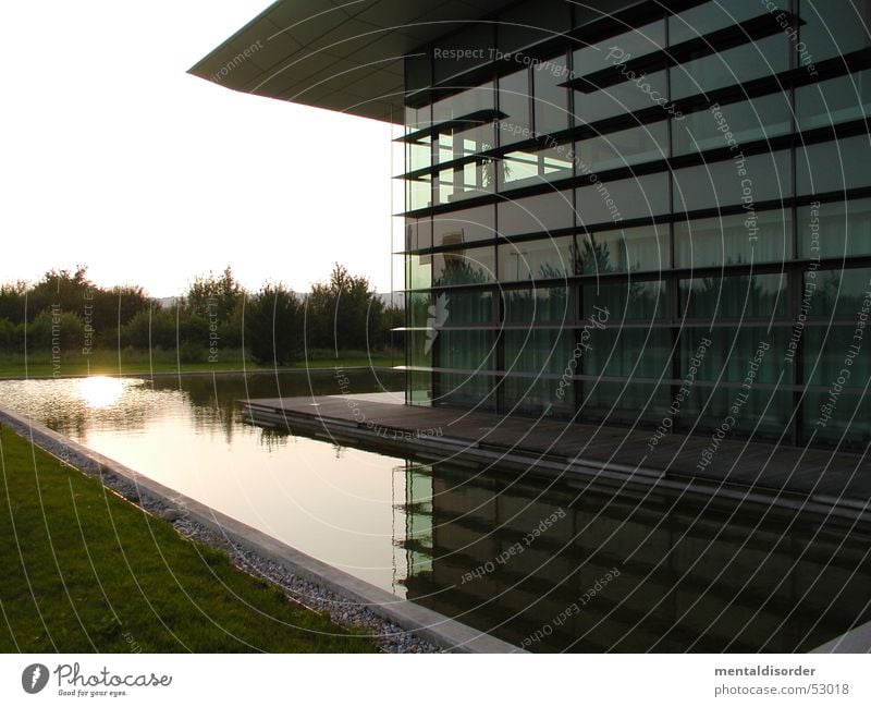 mit Burggraben Gebäude Haus Fenster Teich Gras Mitte Sonnenlicht Reflexion & Spiegelung Dach Tür Glas Wasser Graben Aktien Garten Einkaufszentrum Linie