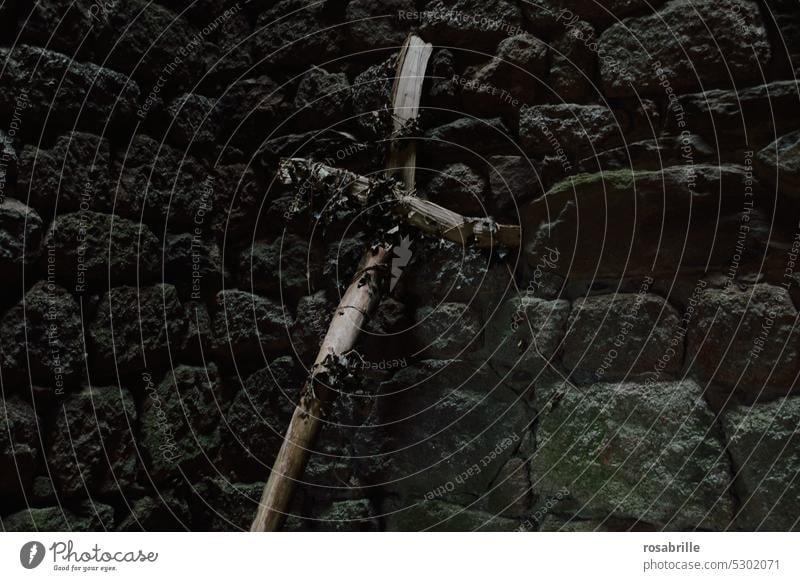 einfaches Kreuz aus Stöcken in dunkler Ruine Christentum Glaube Symbol Zeichen Mauer Steine dunkel Religion & Glaube Christliches Kreuz Symbole & Metaphern