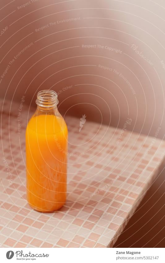 Eine Flasche frisch gepresster Orangensaft orange Sommer Sommerurlaub Frucht Gesundheit süß Saft Frische trinken Zitrusfrüchte Erfrischung saftig erfrischend