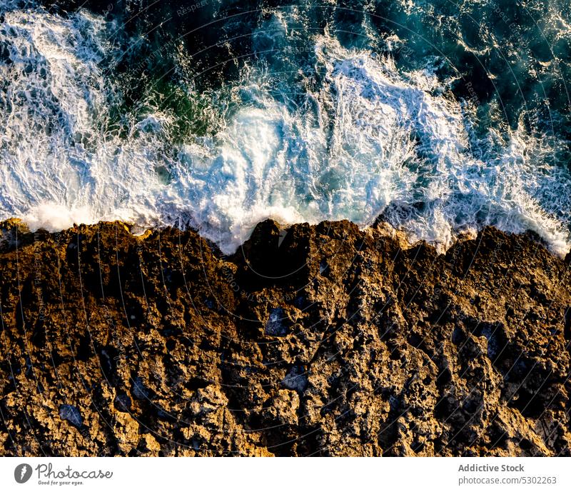 Stürmische See mit schäumenden Wellen in der Nähe des felsigen Ufers MEER winken Klippe platschen stürmisch Felsen Wasser Saum Natur Meer Kraft Küste