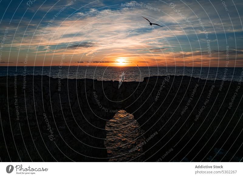 Malerischer Blick auf die felsige Brücke bei Sonnenuntergang MEER Wasser Natur Himmel Abend Silhouette Klippe pont den gil ciutadella Menorca Balearen Spanien