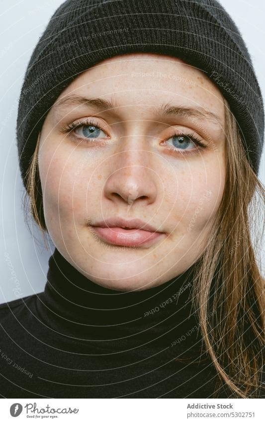 Ruhige Frau mit schwarzem Rollkragenpullover und Beanie-Mütze Porträt Model Hut Stil natürlich Rollkragenpulli jung Vorschein trendy Individualität charmant