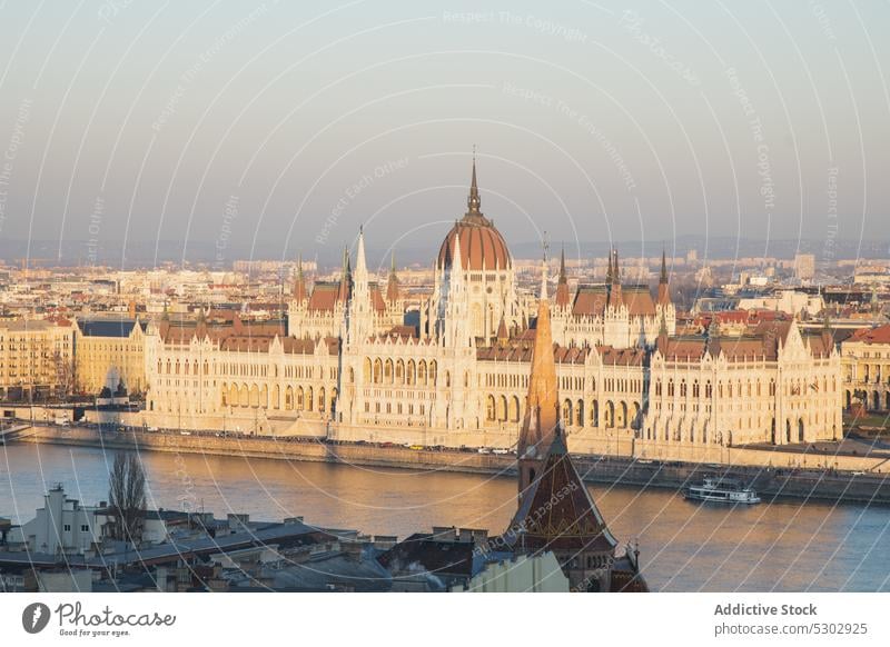 Altstadt mit klassischen Gebäuden und königlichem Schloss Fluss Dom Palast Architektur Burg oder Schloss Stadtbild Abend gewölbt Großstadt alt historisch Ufer