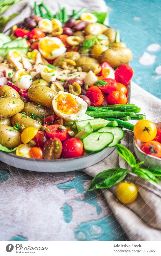 Gemüse- und Kräutersortiment auf dem Tisch Tablett frisch lecker Lebensmittel Ernährung natürlich sortiert gesunde Ernährung Gesundheit organisch Vitamin roh