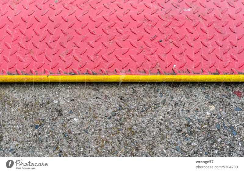 Gegenüberstellung | Stahl und Beton Thementag Menschenleer Stahlblech Riffelblech Übergang Abdeckung Betonboden Farbfoto Außenaufnahme Tag Metall Detailaufnahme