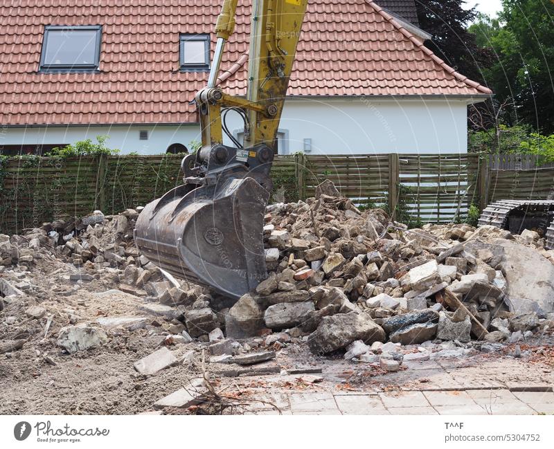 Bagger beim Abriss Kette Baggerschaufel Schaufel Schutt aufladen beladen Baggerlöffel Löffel Kettenfahrzeug Schuttberg schaufeln schütten Baufahrzeug