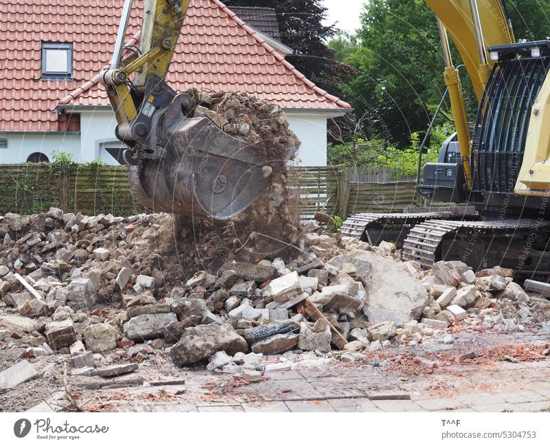 Bagger beim Abriss Kette Baggerschaufel Schaufel Schutt aufladen beladen Baggerlöffel Löffel Kettenfahrzeug Schuttberg schaufeln schütten Baufahrzeug