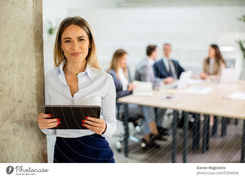 Junge Geschäftsfrau mit digitalem Tablet im Büroflur Projekt Mitarbeiter Geschäftsmann Business Flur Team Menschen Job Karriere Beruf Unternehmen professionell