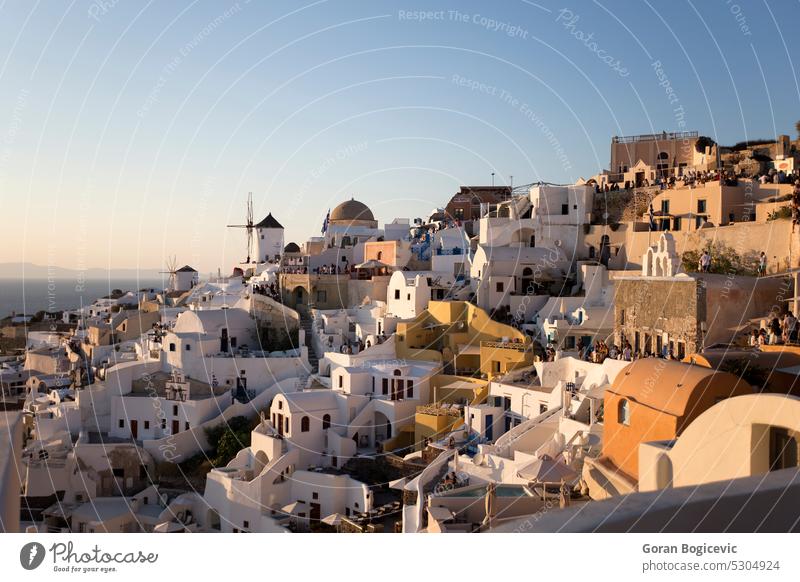 Das Dorf Oia auf der Insel Santorin in Griechenland bei Sonnenuntergang weiß Stadt Tourismus MEER Europa Architektur ägäisch mediterran reisen Kykladen