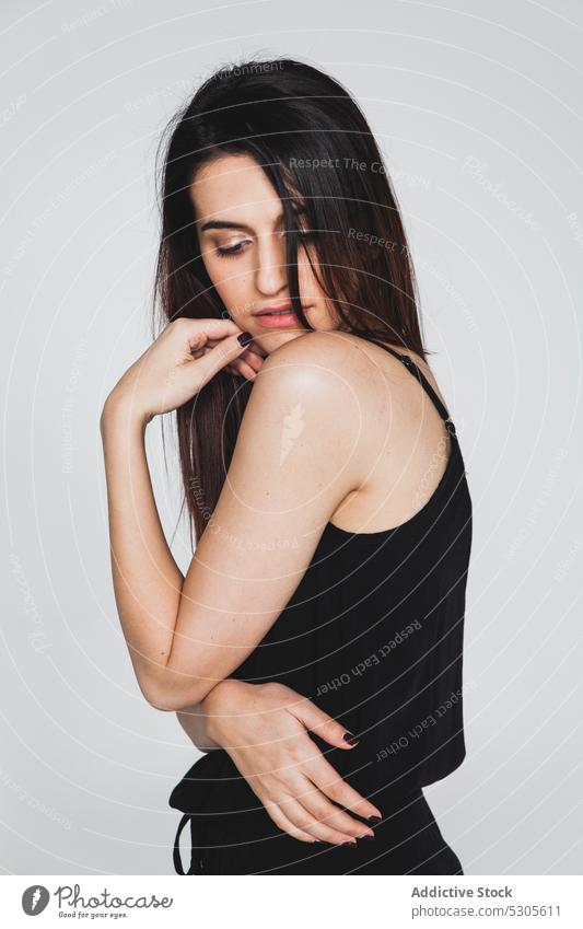 Schöne Dame posiert im Studio Frau jung schön brünett Tanktop Model Stil selbstbewusst positiv modern Freude lässig trendy einfach hübsch lieblich attraktiv