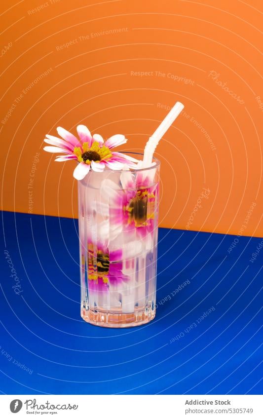 Glas mit frischem Cocktail, Blumen und Strohhalm Getränk trinken Erfrischung kalt Alkohol Blütezeit lecker farbenfroh Pflanze hell rosa durchsichtig