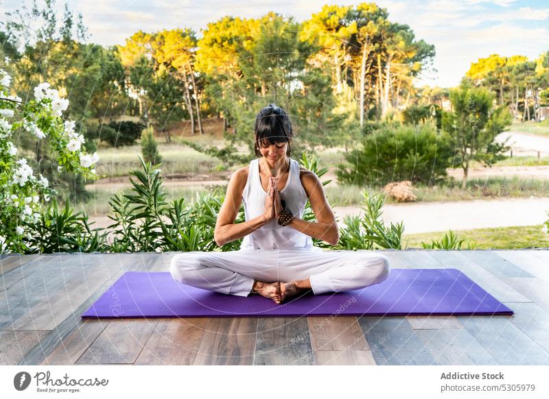 Ruhige Frau meditiert in Yogastellung vor Pflanzen Namaste meditieren Windstille üben Natur virasana Zen Achtsamkeit Asana Sprit Wellness pinamar Buenos Aires