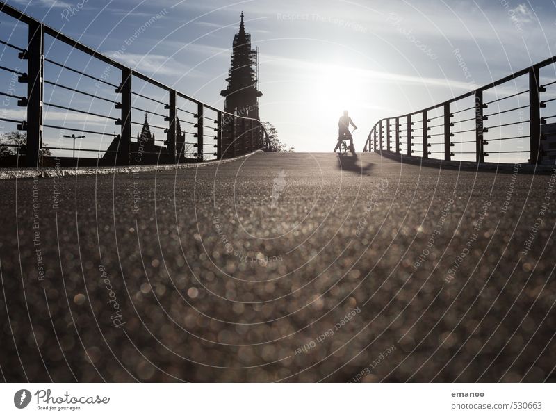 Fahrradbrücke Ferien & Urlaub & Reisen Ausflug Freiheit Städtereise Fahrradtour Fahrradfahren Mensch Mann Erwachsene Jugendliche 1 Stadt Stadtzentrum Kirche Dom