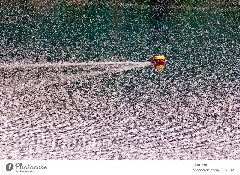 In See stechen Boot Wasser Welle Meer kleines Boot Schiff Schifffahrt Wasserfahrzeug alleine einsam verloren Aufbruch Bootsfahrt Aufbruchstimmung Spuren