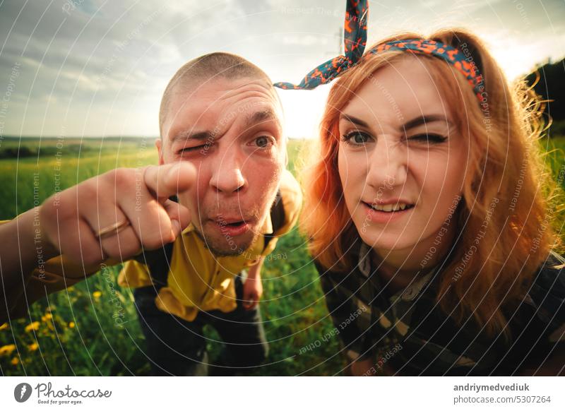 Playful glücklich gut aussehend Paar beim Spaziergang im Wald haben. Abenteuer in der Natur Konzept. Glück Lifestyle Liebe Wälder gutaussehend spielerisch