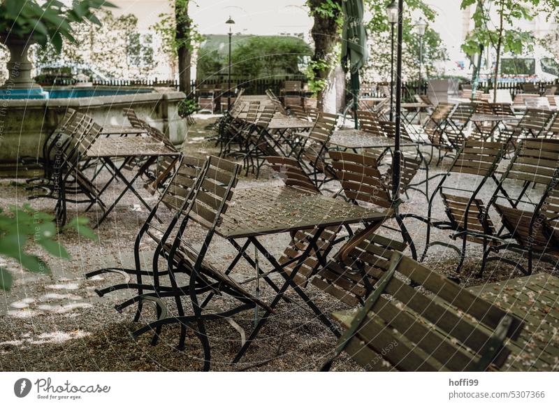 geschlossener Biergarten mit Blüten ohne Menschen biergartensaison Gastronomie Tisch Stuhl leer Außenaufnahme Restaurant Sommer Klappstuhl Sitzgelegenheit Café