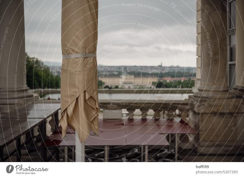 geschlossenen Aussengastro mit Blick über Wien Schloss Panorama (Aussicht) Gastronomie Restaurant Tisch Café leer Terrasse Tourismus Sonnenschirm Straßencafé