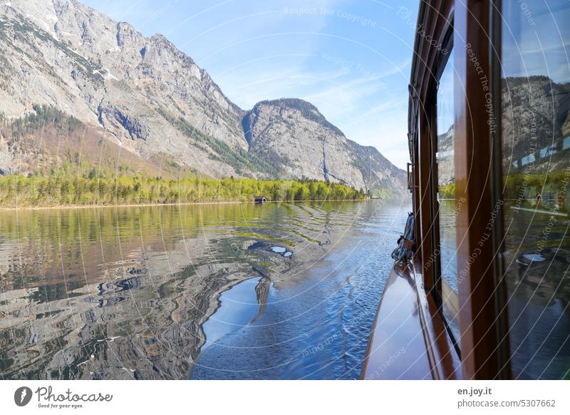 Schiffsfahrt auf dem Königsee Königssee Schifffahrt Bootsfahrt Ufer Seeufer Berge Bergsee Wasser Wellen St. Bartholomä Ferien & Urlaub & Reisen Tourismus Bayern