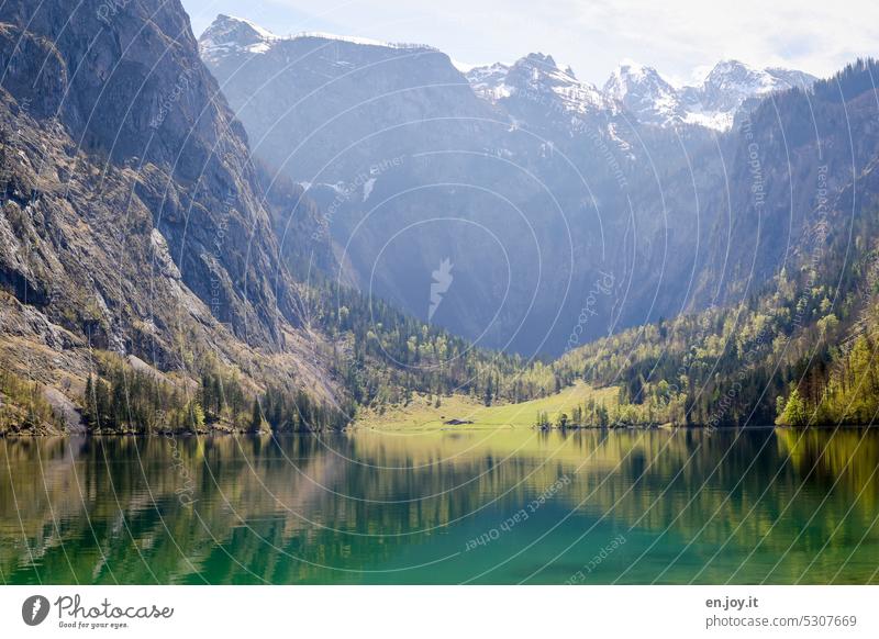 Haus am See umgeben von hohen Bergen Obersee Köngissee Berchtesgadener Land Bergsee Spiegelung im Wasser Berchtesgadener Alpen Berge u. Gebirge Fischunkelalm