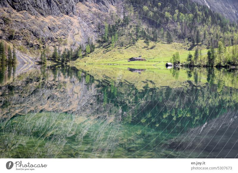 Hütte am See mit Spiegelung Obersee Köngissee Berchtesgadener Land Bergsee Spiegelung im Wasser Bergen Almwirtschaft Fischunkelalm grün klares Wasser Felsen