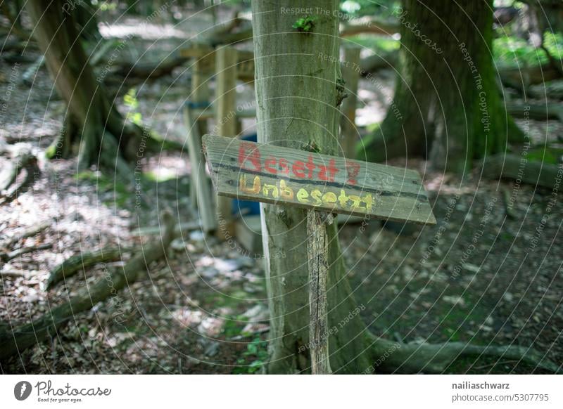 Schild NRW bedrohlich Außenaufnahme Tagebau Hambach Umweltzerstörung Tagebaugrube Hambacher Forst Farbfoto Braunkohlentagebau Hambach Menschenleer Hambi kämpfen