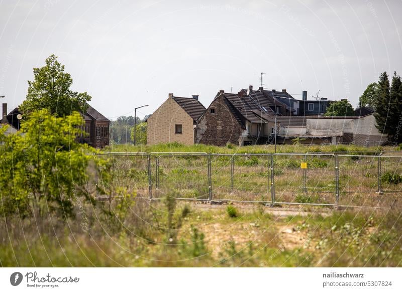 Verlassenes Dorf Vergänglichkeit Geisterstadt verlassenes Gebiet Architektur Architekturfotografie Deutschland Zaun Ökologie leer Umwelt Außenseite Verwesung