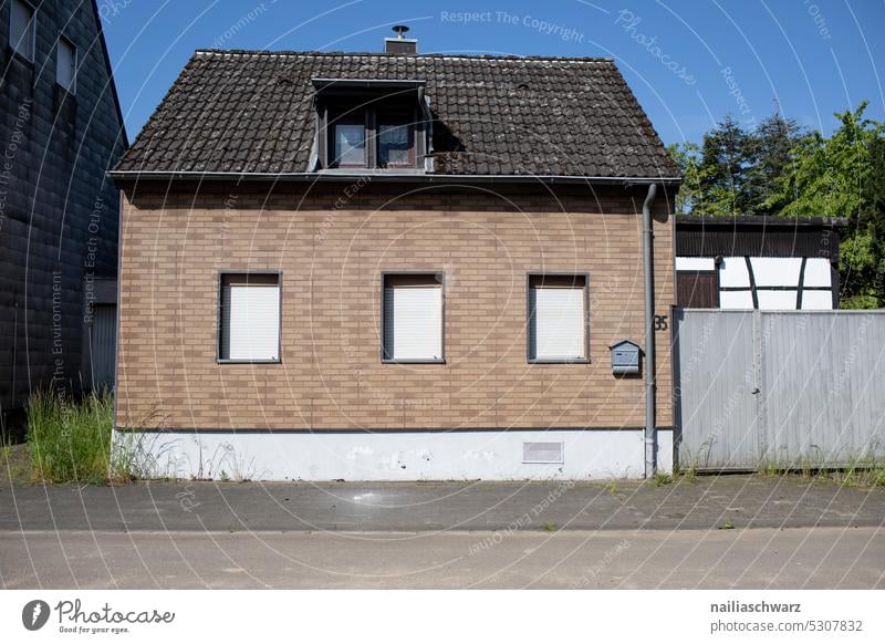 Verlassenes Dorf Hambacher Forst Fassade Ansicht Dörfer rwe Fenster Grube Stadt Stadtbild Oberfläche Bergbaugebiet ländlich Straße Mine Häuser kerpen