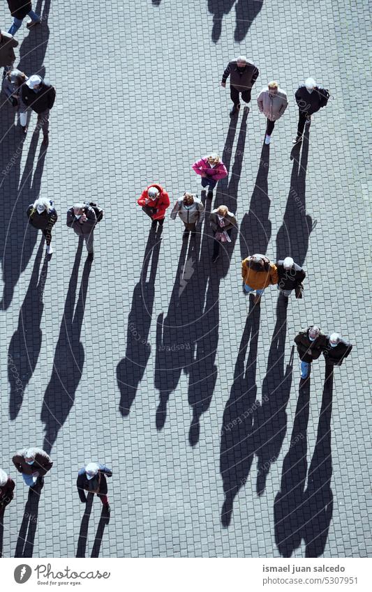 große Gruppe von Menschen, die durch die Stadt gehen, Bilbao, Baskenland, Spanien Menschengruppe Gruppe von Personen Menge Touristen Tourismus menschlich