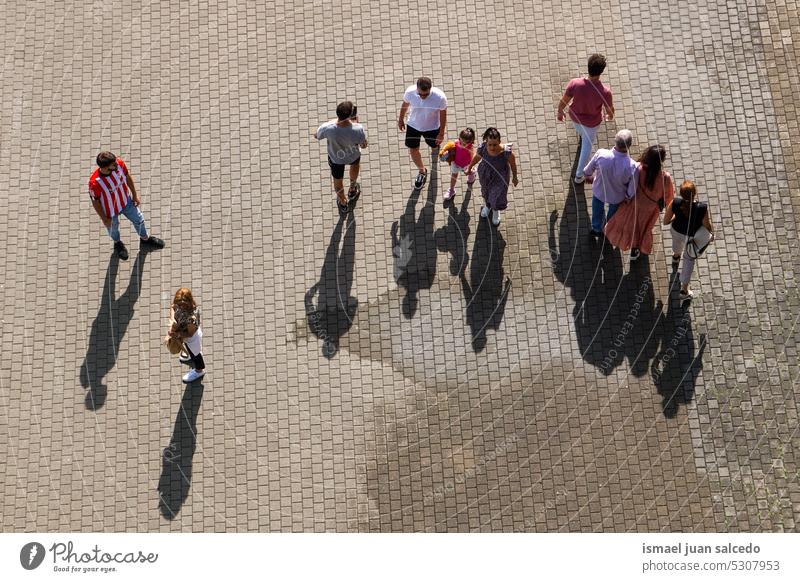 große Gruppe von Menschen, die durch die Stadt gehen, Bilbao, Baskenland, Spanien Menschengruppe Gruppe von Personen Menge Touristen Tourismus menschlich