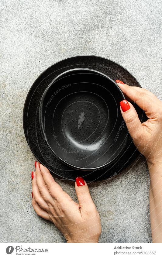 Minimalistischer gedeckter Tisch auf konkretem Hintergrund schwarz Beton Besteck dunkel Diät Abendessen Essen Fasten Hand Mahlzeit sehr wenige Minimalismus