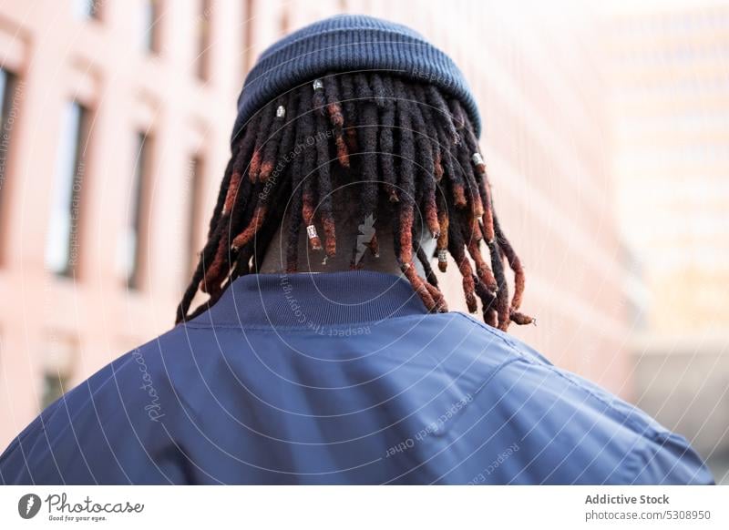 Anonymer schwarzer Mann mit Dreadlocks Straße Geflecht Rastalocken urban Stil Frisur dunkles Haar Hipster trendy Hut Afroamerikaner Stadt männlich ethnisch Typ